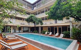 Feung Nakorn Balcony Rooms And Cafe