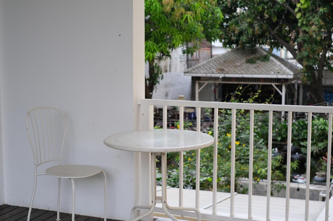 Feung Nakorn Balcony Rooms And Cafe Bangkok Exterior photo