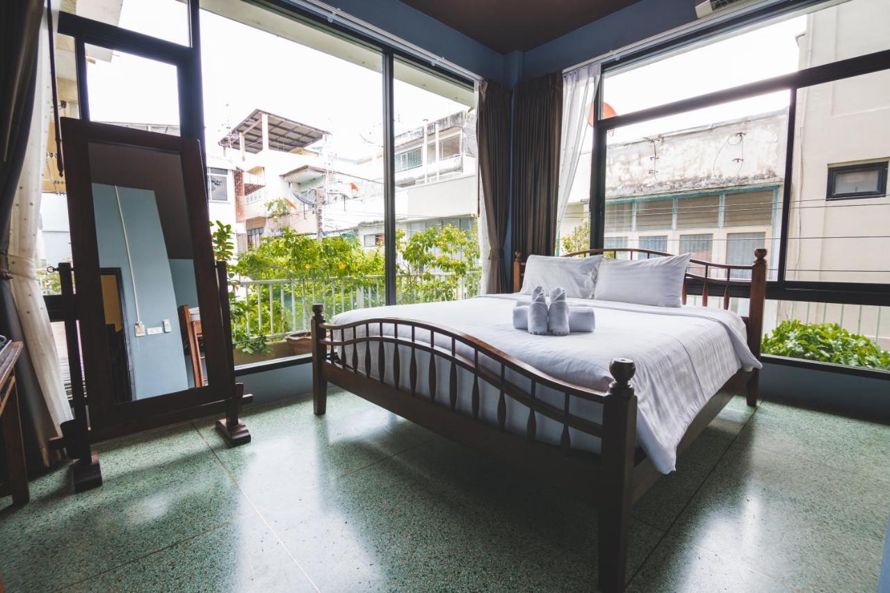 Feung Nakorn Balcony Rooms And Cafe Bangkok Exterior photo