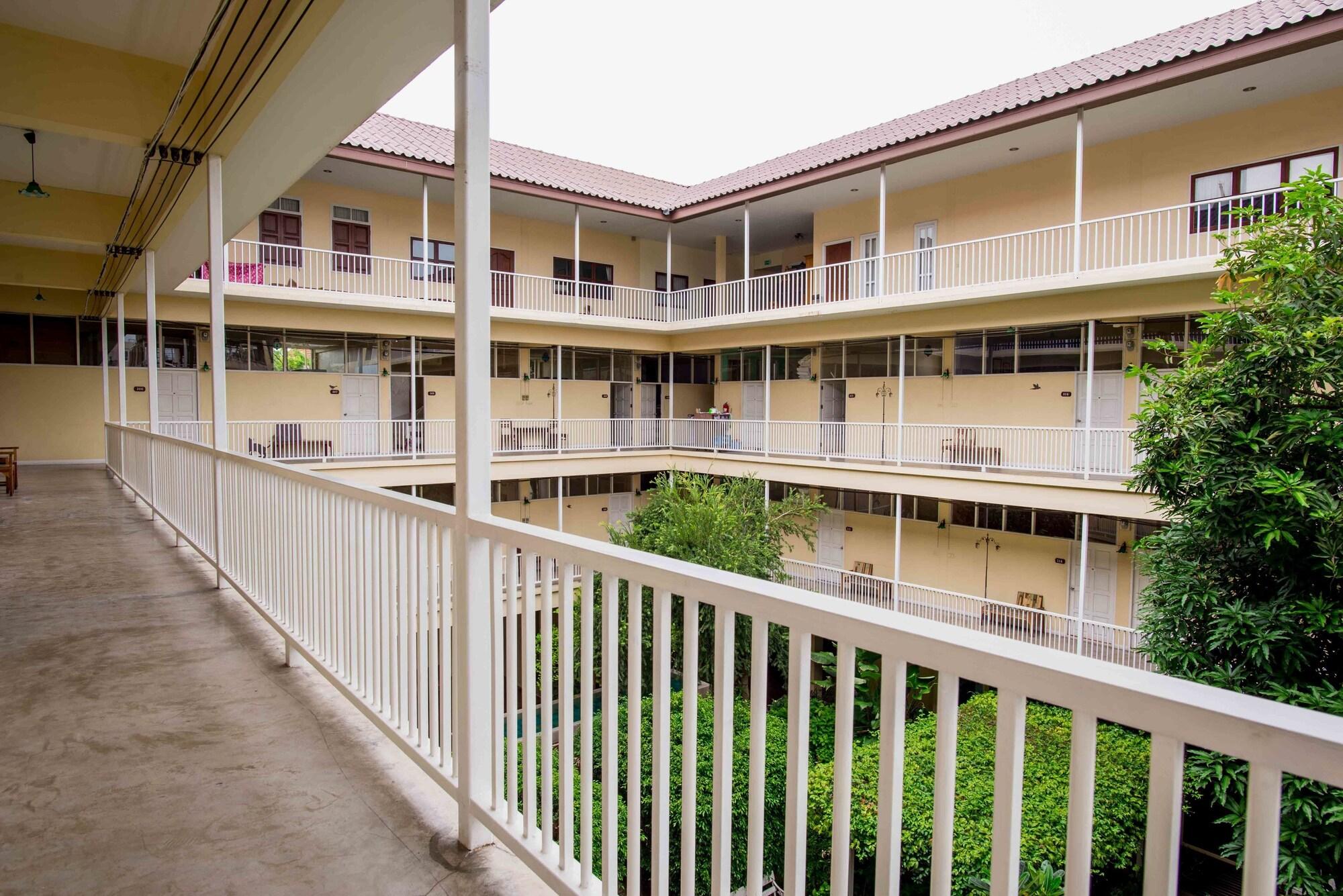 Feung Nakorn Balcony Rooms And Cafe Bangkok Exterior photo