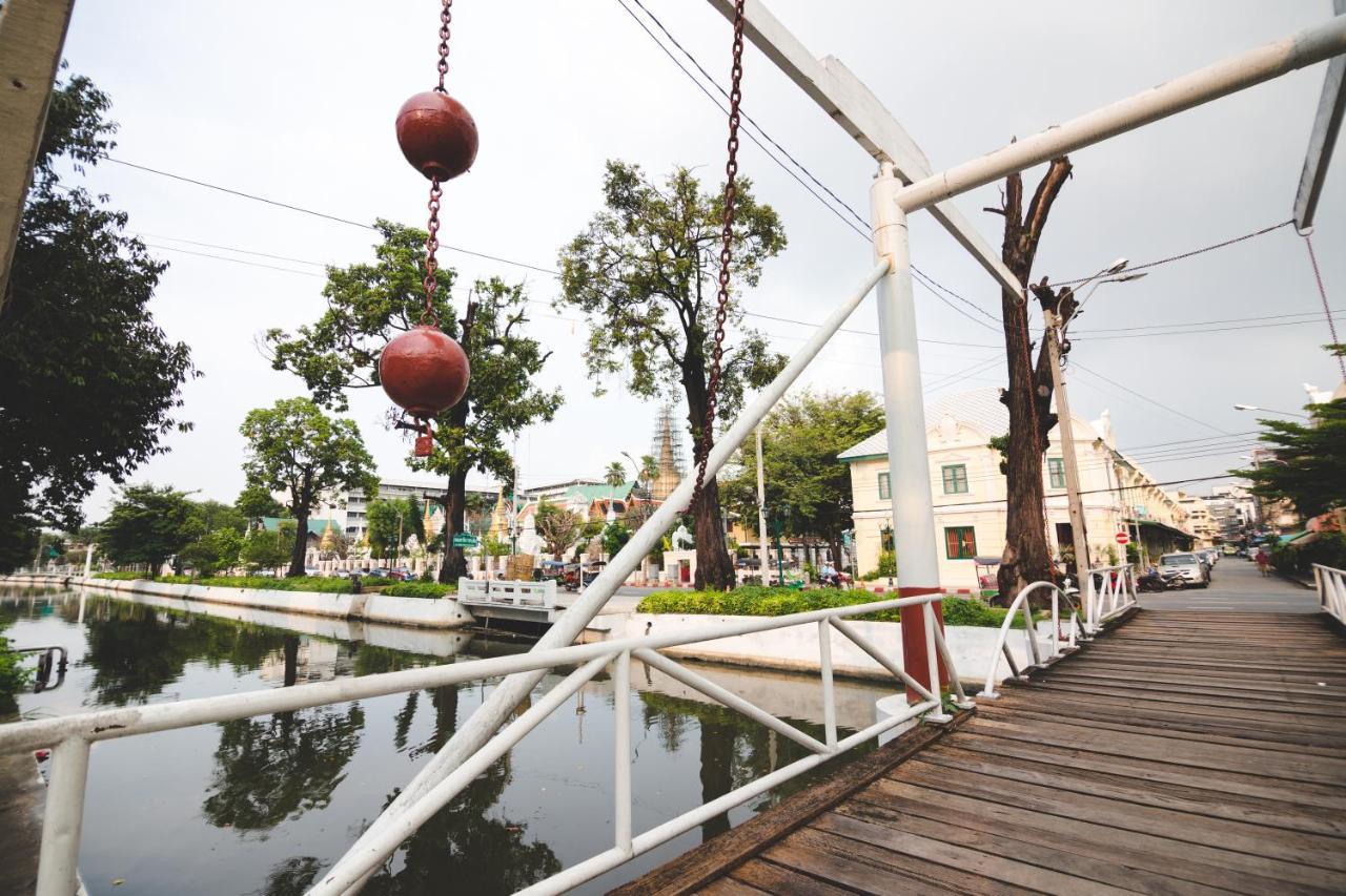 Feung Nakorn Balcony Rooms And Cafe Bangkok Exterior photo